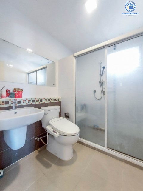 *****บ้านเดี่ยวมือสองย่านกรุงเทพฯ ม.มัณฑนา กัลปพฤกษ์-วงแหวน คุณภาพระดับ L&H เนื้อที่กว้างขวางถึง 53.6 ตร.ว. ฟังก์ชัน 3 ห้องนอน 3 ห้องน้ำ 2 ที่จอดรถ บนทำเลเดินทางสะดวก ติดถ.กาญจนาภิเษก ใกล้รถไฟฟ้าสายสีน้ำเงิน "สถานีหลักสอง" และทางด่วน "ศรีรัช" จองเลย!